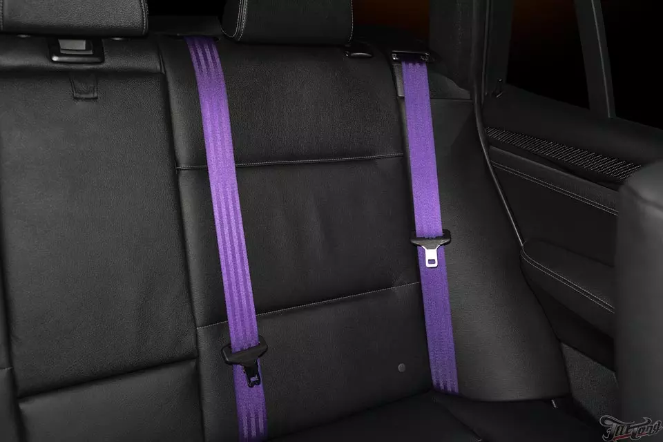 BMW X3. Карбон, фиолетовые ремни безопасности и фиолетовая подсветка!